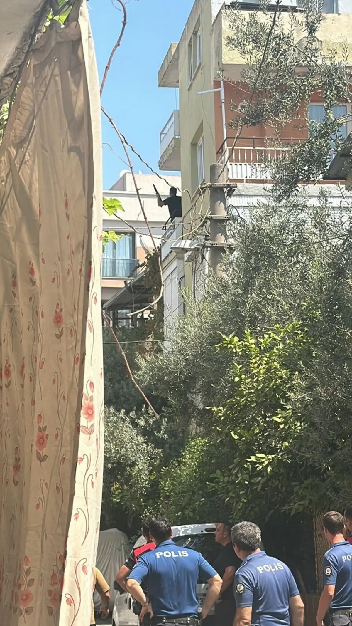 İzmir'de Pompalı Tüfekle Ateş Açan Genç İntihar Etti