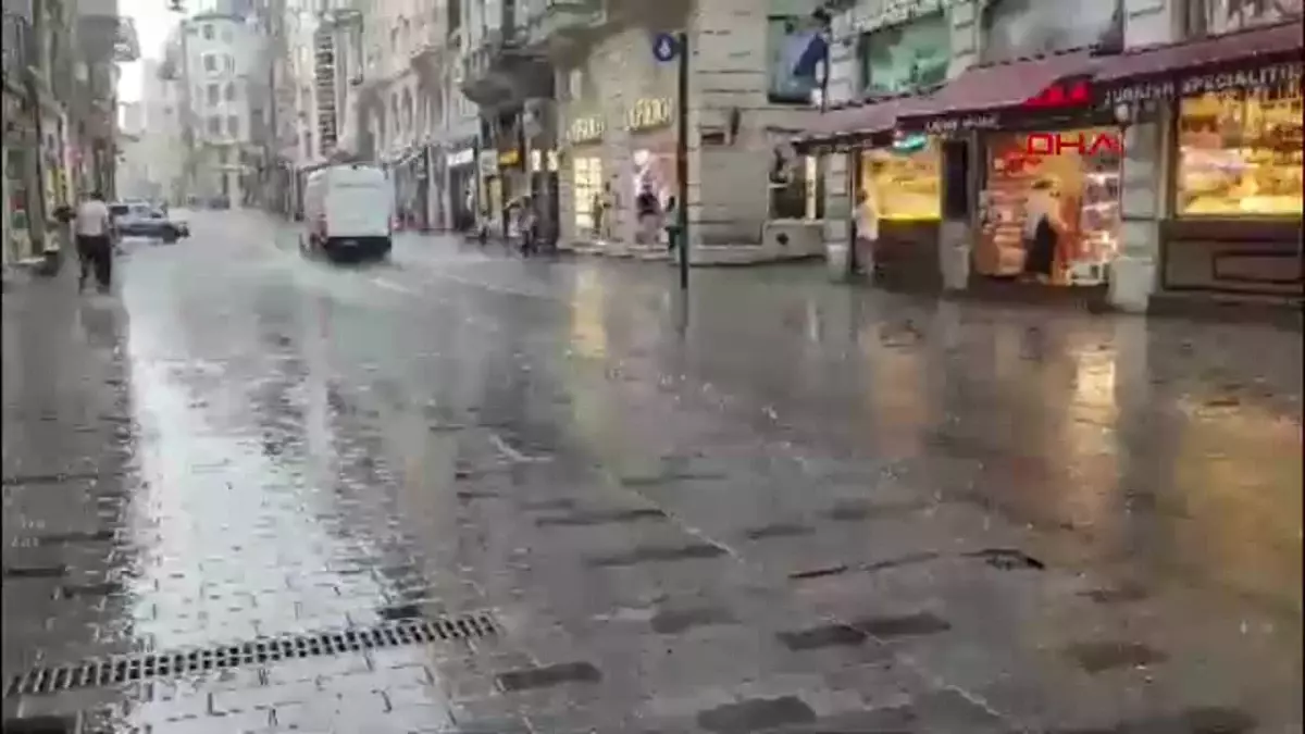 Taksim'de Sağanak Yağış: İstiklal Caddesi'nde Zor Anlar