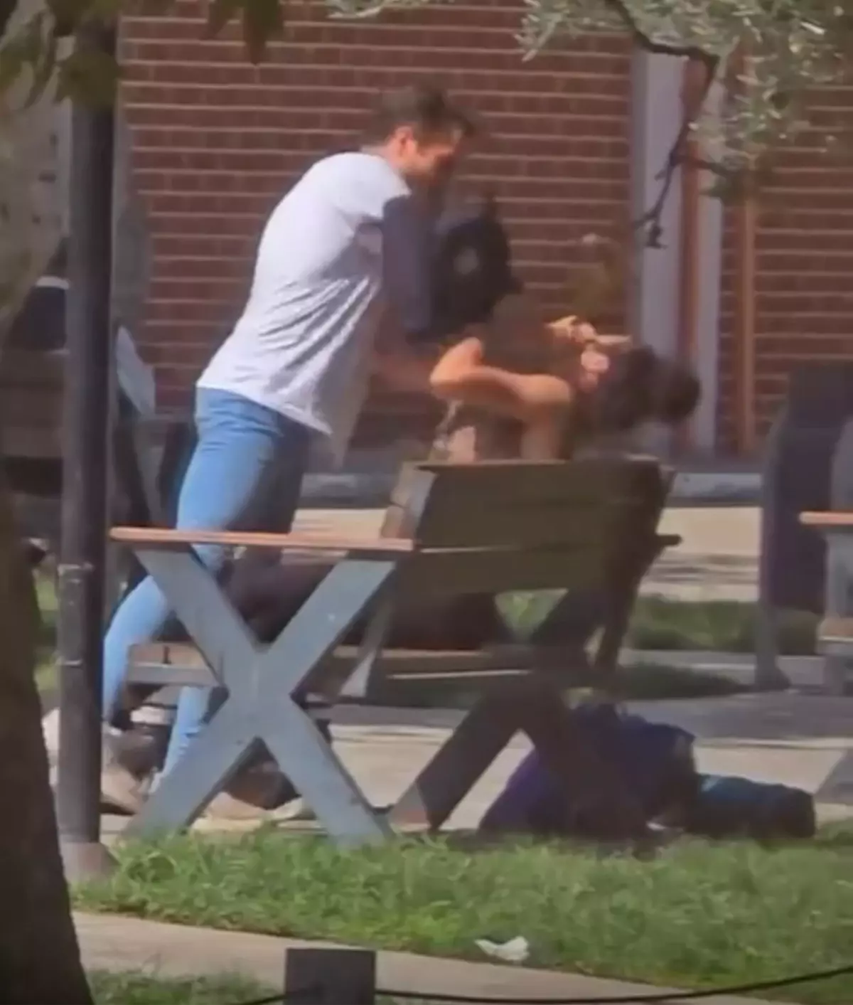 Bursa'da Sevgilisini Döven Şüpheliyi Vatandaş Yumruk Atarak Durdurmaya Çalıştı