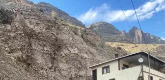 Erzurum'da heyelan çalışmaları sırasında ev ve iş yerlerine kaya parçaları düştü