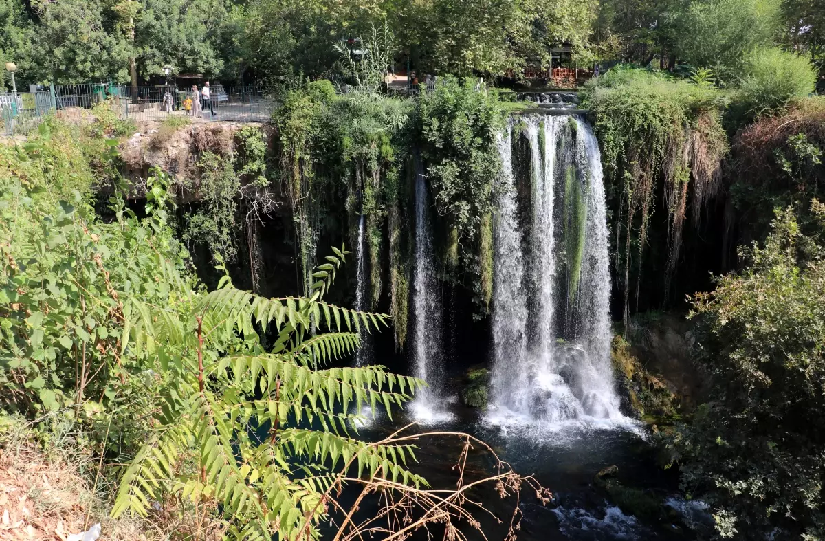 Yeşilçam filmlerine sahne olan Düden Şelalesi ziyaretçi akınına uğruyor