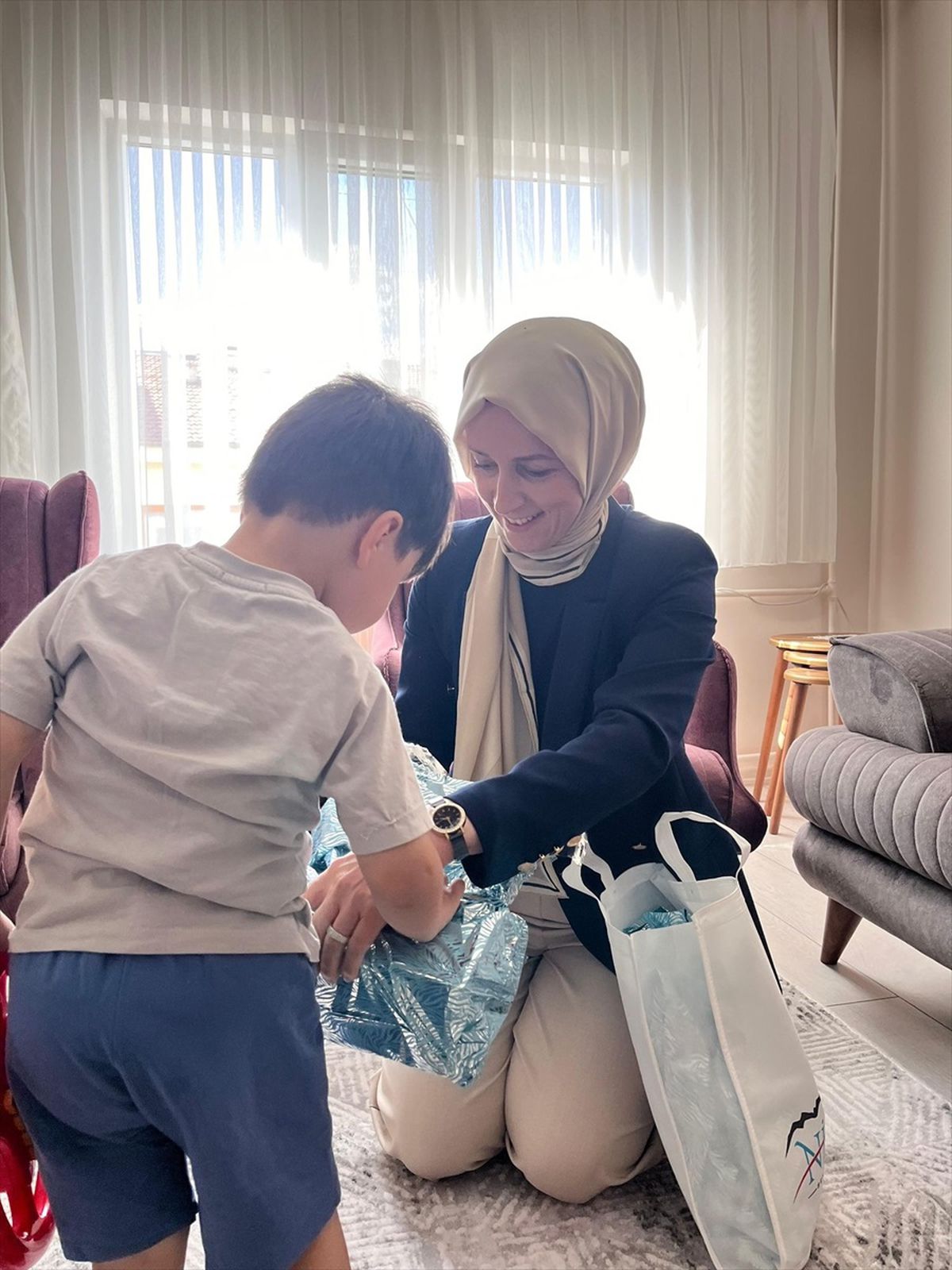 Niğde Valisi Cahit Çelik'in eşi Nermin Çelik, koruyucu ailelere ziyarette bulundu