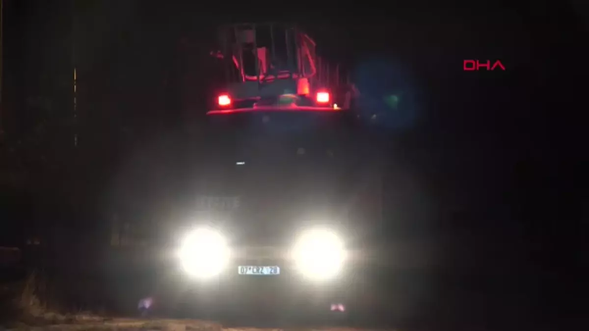 Antalya'da Çatıda Mahsur Kalan Kişi İtfaiye Tarafından Kurtarıldı