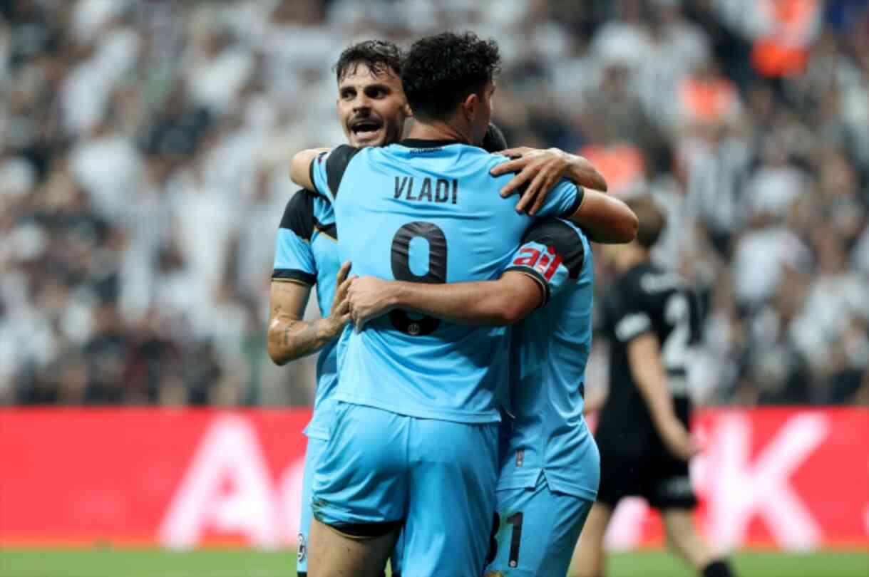 Beşiktaş, Lugano'yu 5-1 yenerek UEFA Avrupa Ligi'ne kaldı Beşiktaş, Lugano'yu 5-1 yenerek UEFA Avrupa Ligi'ne kaldı