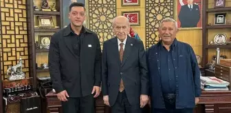 Bu fotoğrafı görenlerin aklında tek bir soru var! Mesut Özil'den MHP lideri Devlet Bahçeli'ye sürpriz ziyaret