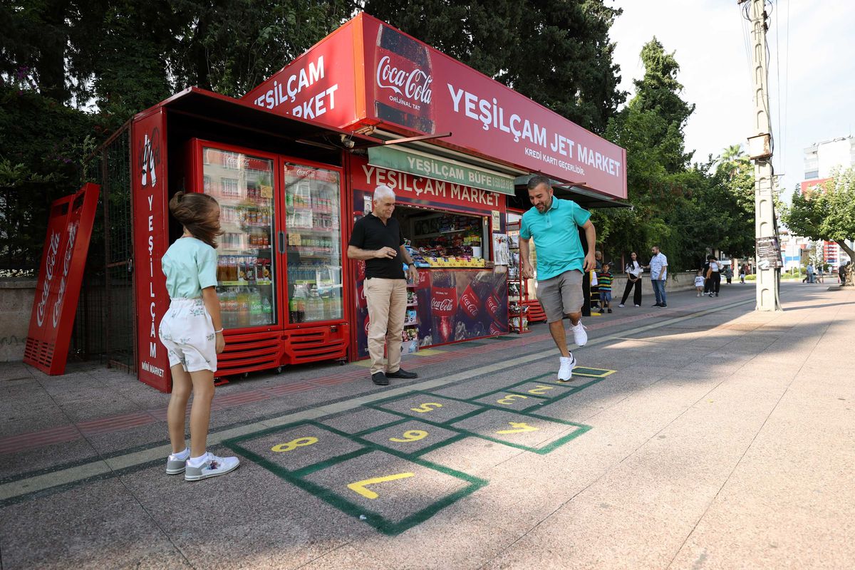 Mersin'de Büfenin Önünde Çizilen Seksek Oyunu Yoğun İlgi Görüyor
