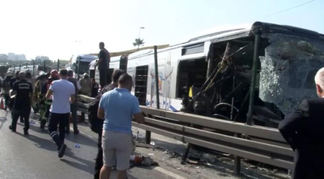 İstanbul'da 10 kişinin yaralandığı metrobüs kazası kamerada