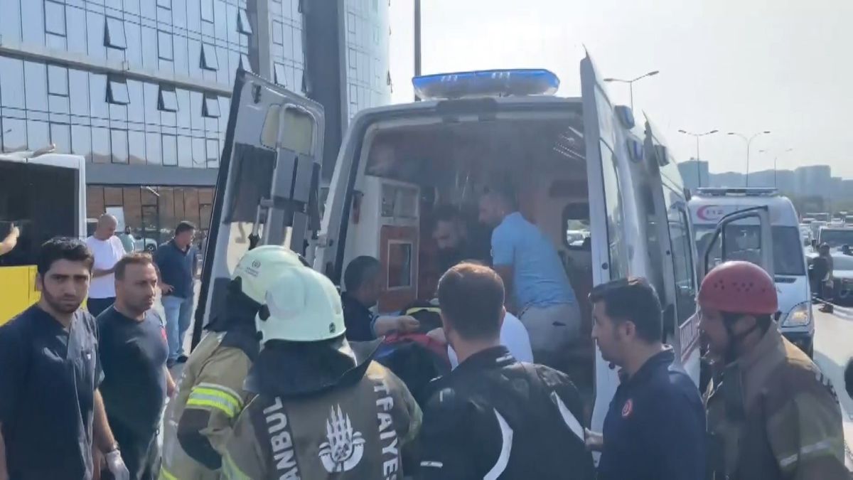 Küçükçekmece'de Metrobüs Kazası: 1 Kişi Öldü 2'si Ağır 29 Yaralı