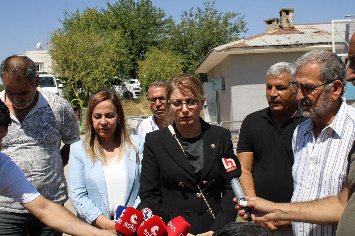 CHP Kadın Kolları Genel Başkanı Narin'in Ailesini Ziyaret Etti