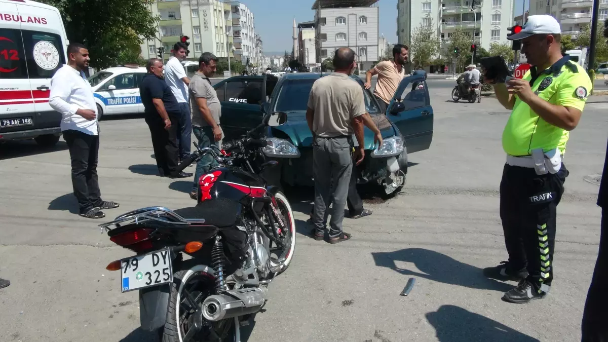 Kilis'te Otomobil ile Motosiklet Çarpıştı: 2 Yaralı