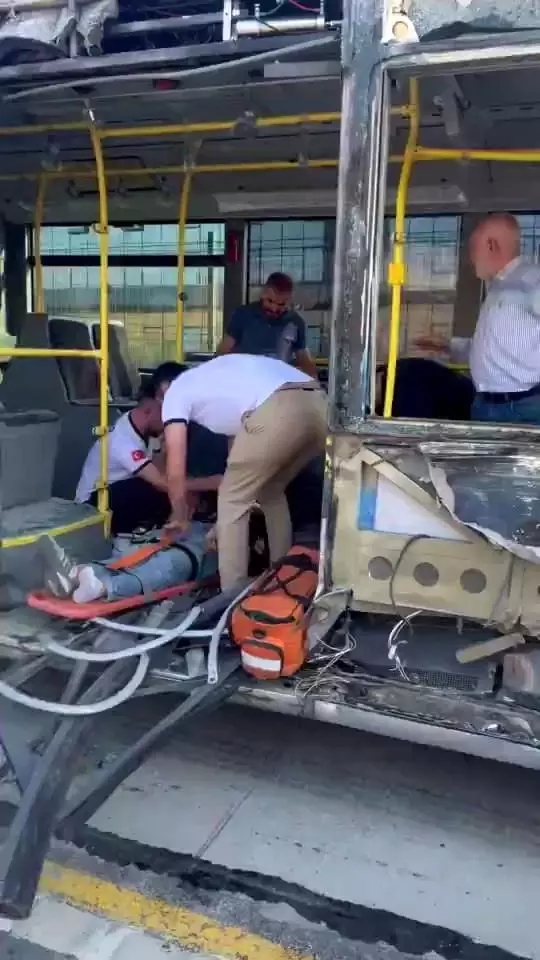 Sefaköy'de metrobüs kazası sonrası yaşanan can pazarı kamerada