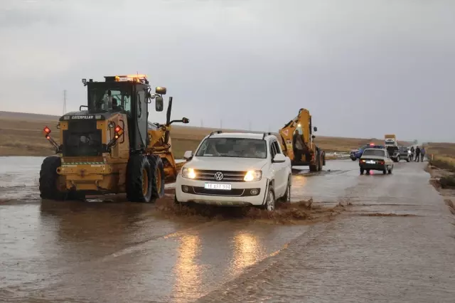 Konya Yunak'ta Şiddetli Yağmur Tarım Arazi ve Yolları Su Bastı