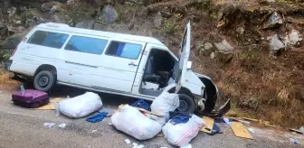 Alanya'da freni boşalan minibüs kaza yaptı: 6 yaralı