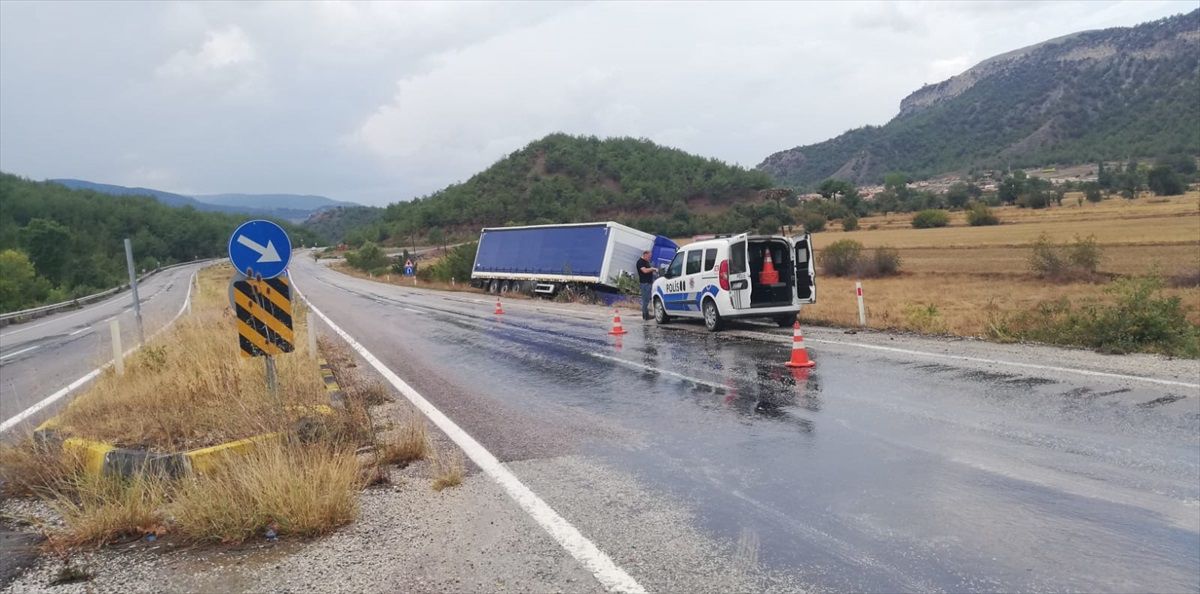 Kastamonu'nun Hanönü ilçesinde tır şarampole devrildi