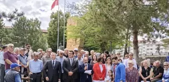 CHP Sivas İl Başkanı Abdulvahapgazi Doğan, 30 Ağustos Zafer Bayramı'nda Atatürk Anıtı'na çelenk sundu