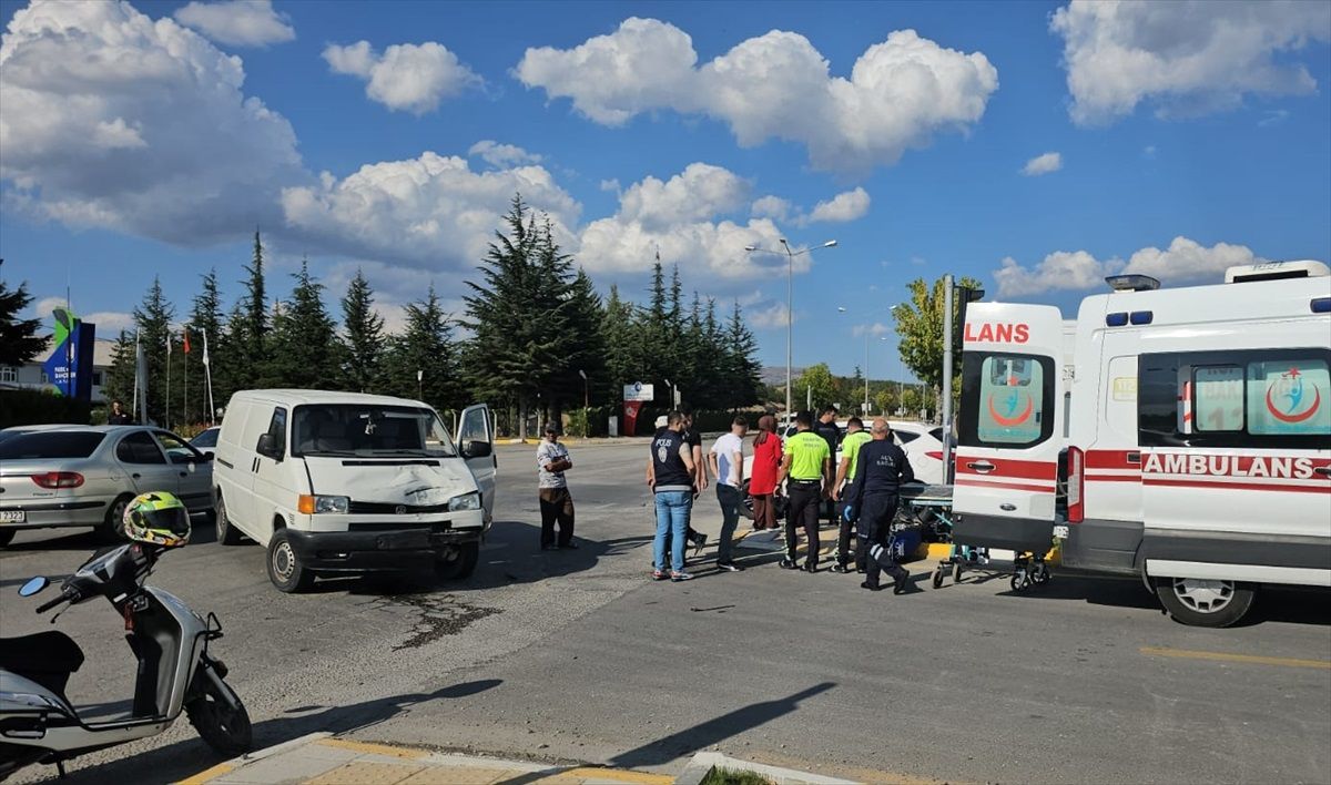 Çorum'da Cip, Kamyonet ve Motosikletin Çarpışması Sonucu 1 Kişi Yaralandı