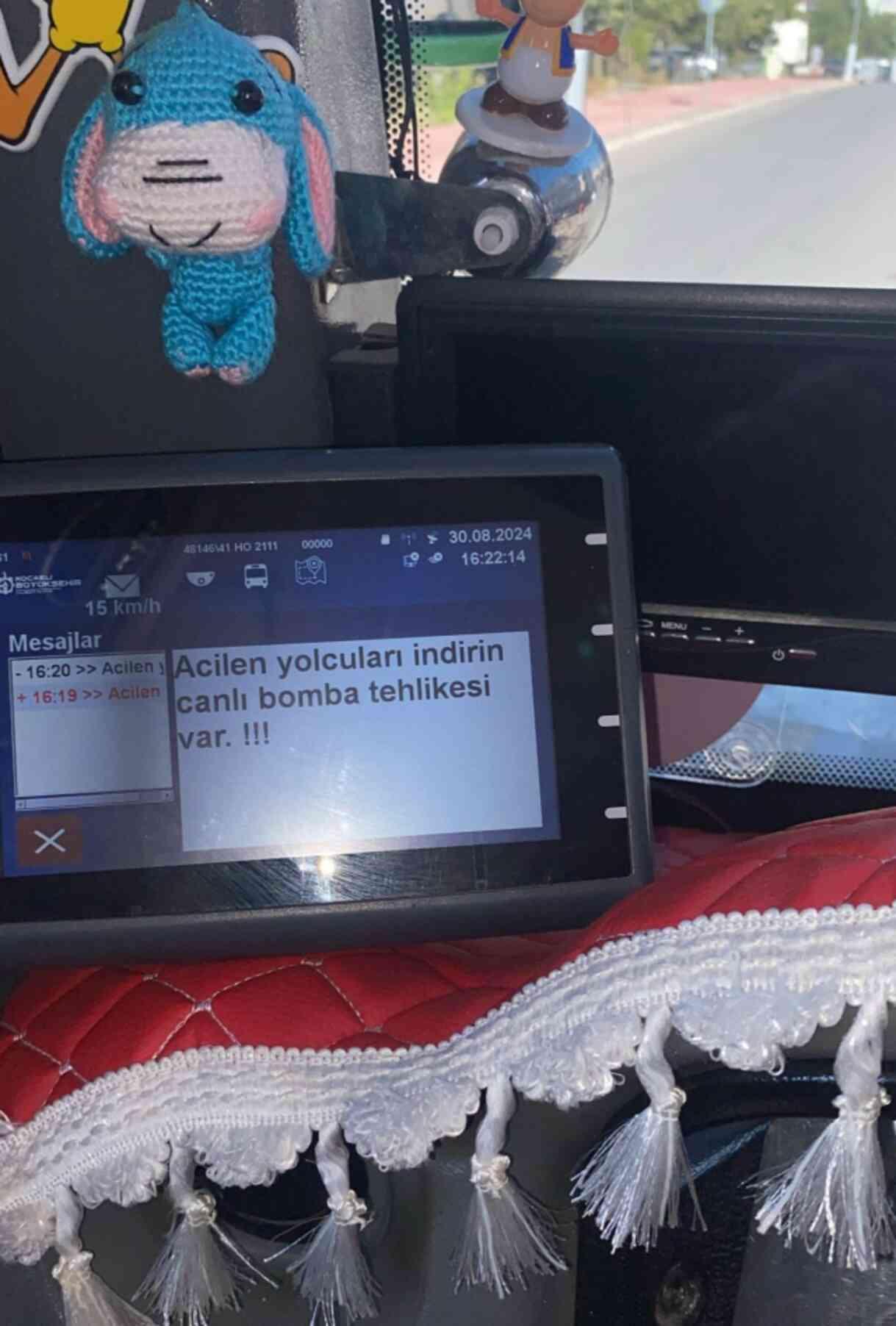 Ekrandaki bomba ihbarını gören yolcular apar topar otobüsü terk etti Ekrandaki bomba ihbarını gören yolcular apar topar otobüsü terk etti