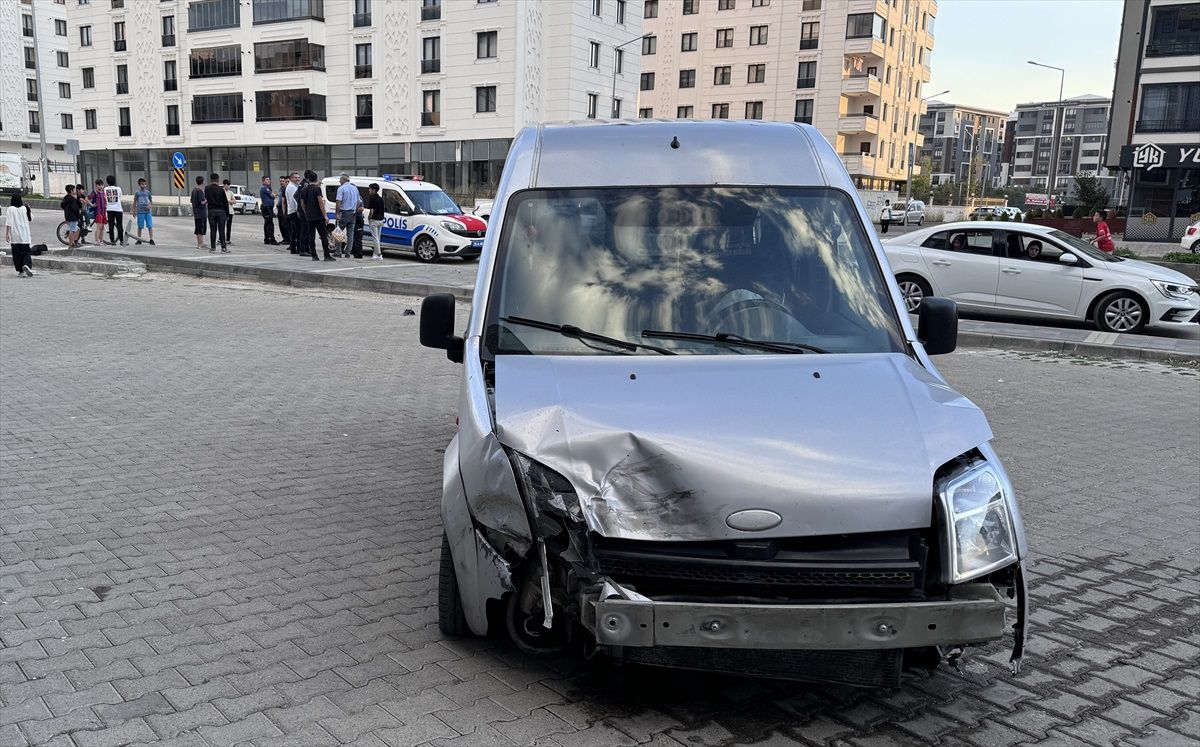 Erzurum'da 2 hafif ticari aracın çarpışması sonucu 5 kişi yaralandı