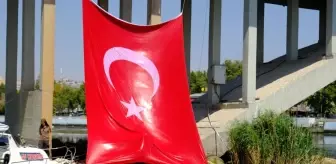 Birecik'te Dalgıçlar Türk Bayrağı Gösterisi Yaptı