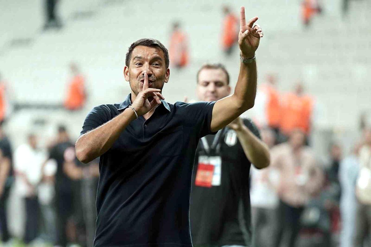 Beşiktaş Teknik Direktörü Giovanni van Bonckhorst Taraftarlara Üçlü Çektirdi