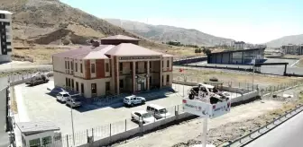 Bitlis'te trafik kazalarını önlemek amacıyla hurdaya dönmüş araç yerleştirildi