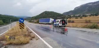 Kastamonu'nun Hanönü ilçesinde tır şarampole devrildi