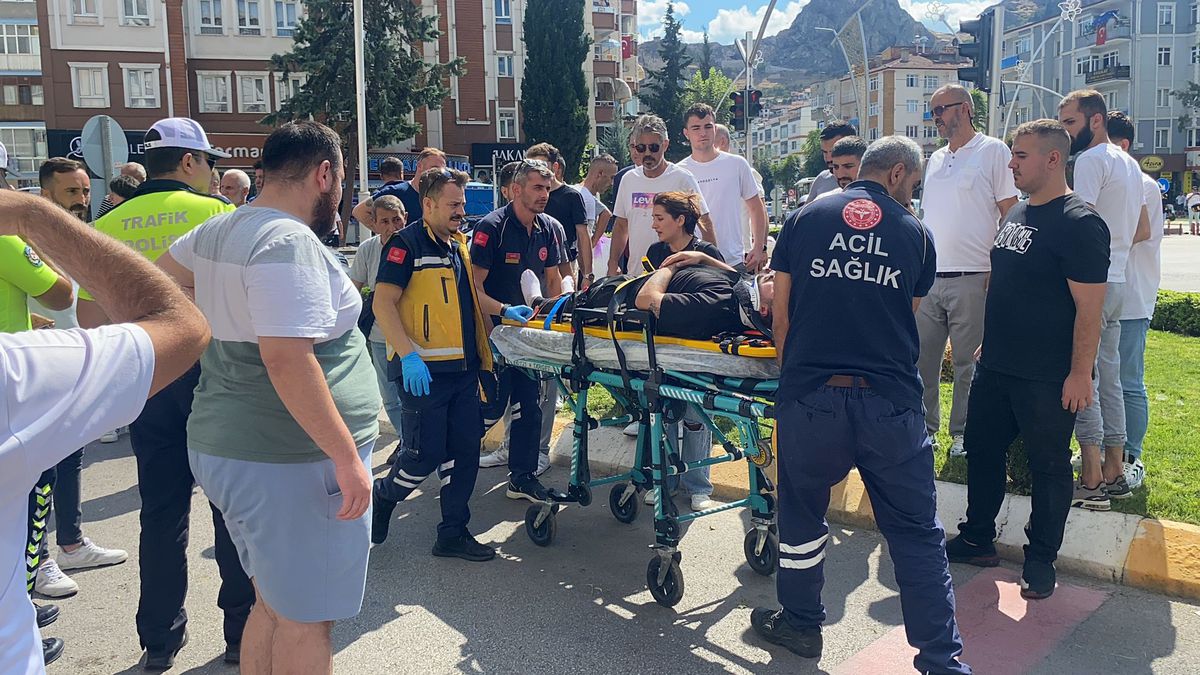 TOKAT'ta Kırmızı Işık İhlali Yapan Otomobil 2 Motosiklete Çarptı: 2 Yaralı