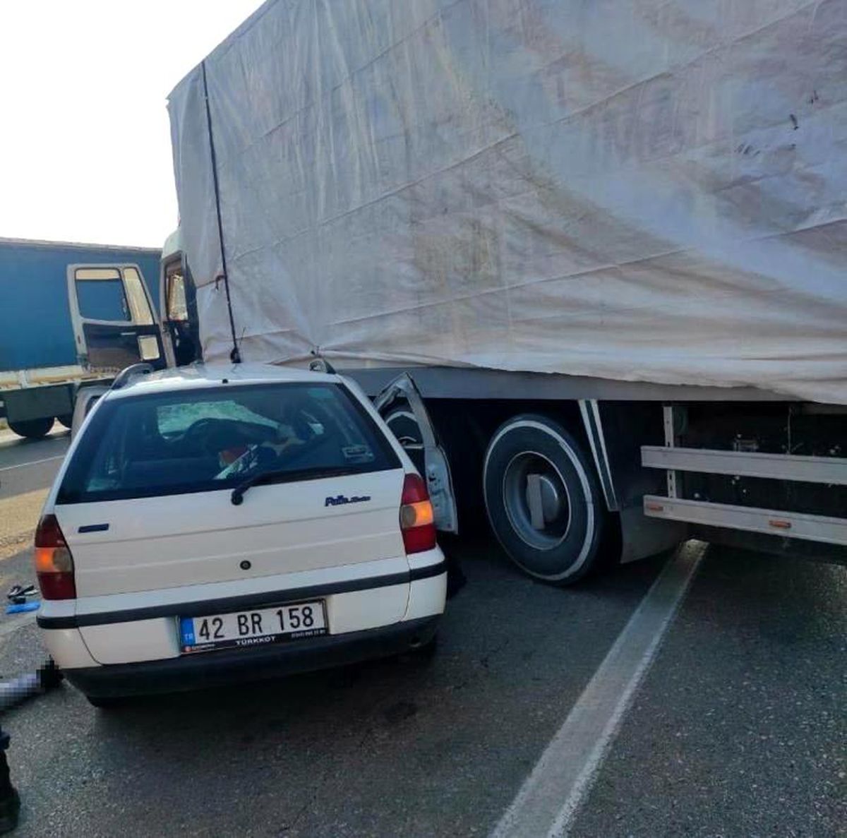 Konya'da otomobilin tıra çarpması sonucu 5 kişi hayatını kaybetti