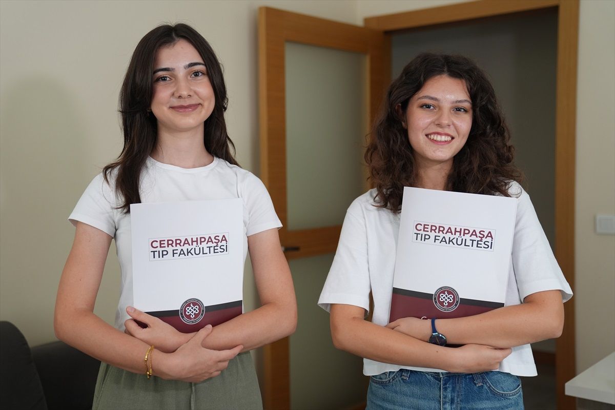 YKS'ye birlikte hazırlanan arkadaşlar Cerrahpaşa Tıp Fakültesi'ni kazandı