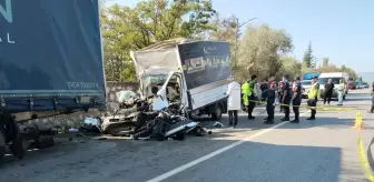 Çorum'da Mobilya Yüklü Kamyonet TIR'a Çarptı: 3 Ölü