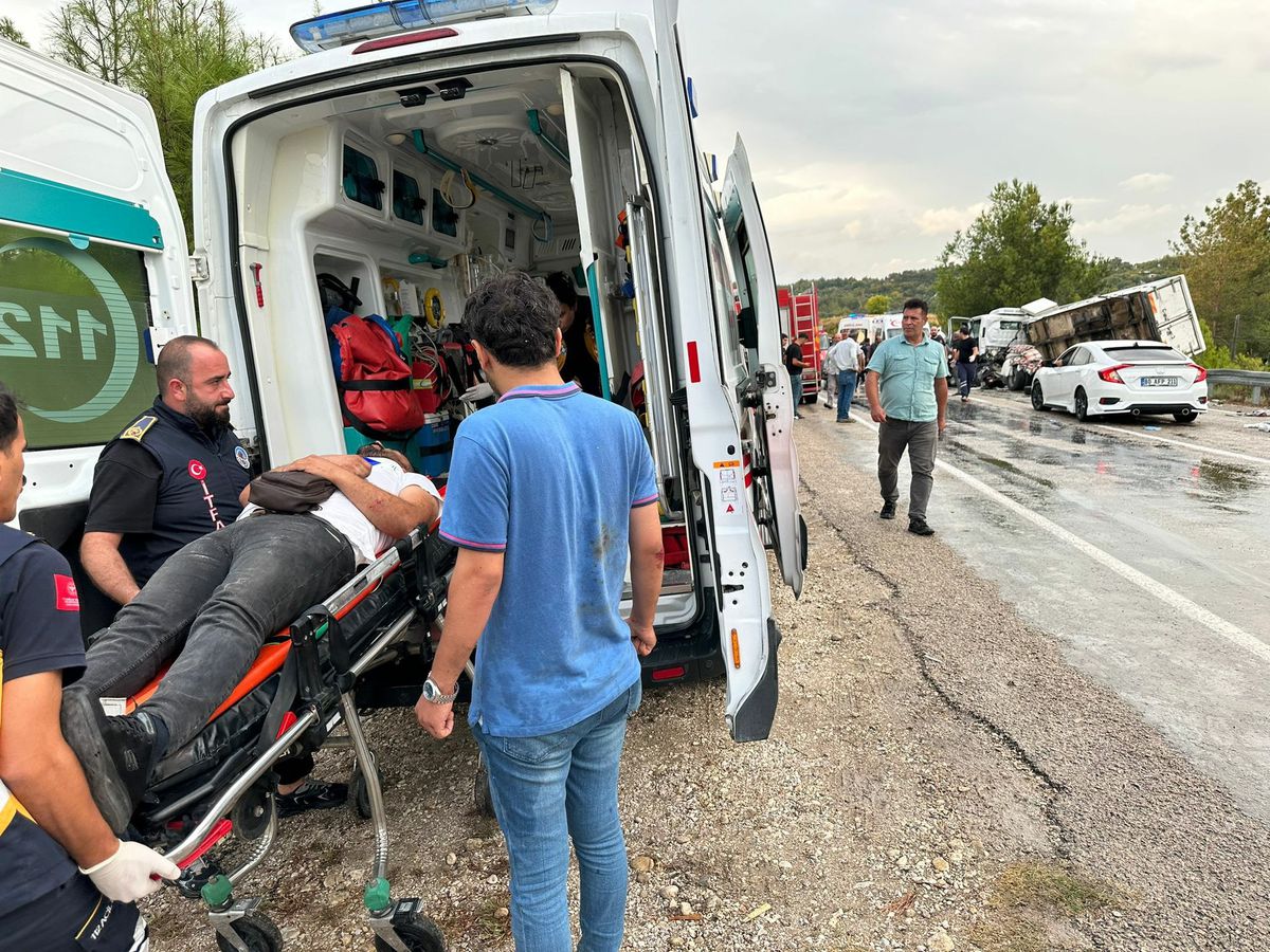 Kadirli'de Kamyonet ile Otomobil Çarpıştı: 2 Ölü, 3 Yaralı