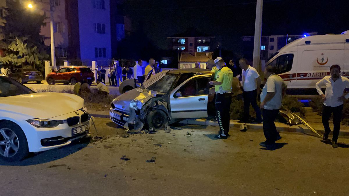 Eskişehir'de Ters Yöne Giren Otomobil Kaza Yaptı: 1 Ölü, 5 Yaralı
