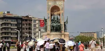 Çinli Turistler Taksim Meydanı'nda Eğlendi