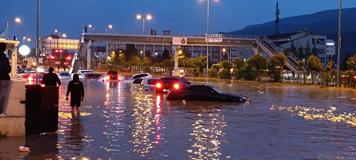Karabük'te Sağanak Yağış: Cadde ve Sokaklar Sular Altında
