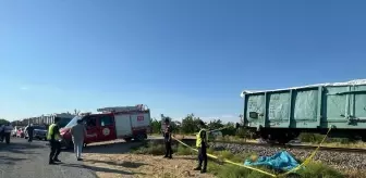 Malatya'da yük treni tarım aracına çarptı: Anne ve 2 çocuğun cenazesi toprağa verildi