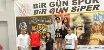 Minikler ve Yıldızlar Türkiye Muaythai Şampiyonası'nda Özlem Yanak birinci oldu