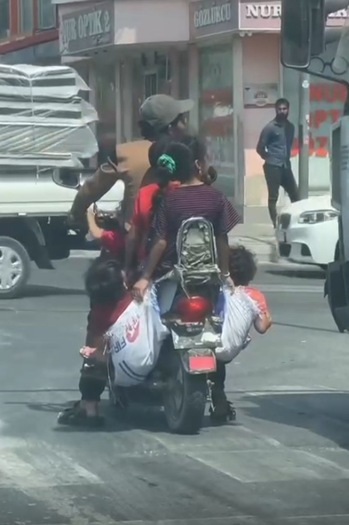Adana'da Tehlikeli Motosiklet Yolculuğu