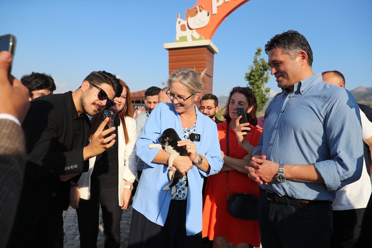 AK Parti İzmir Milletvekili Ceyda Bölünmez Çankırı, Pati Park'tan Köpek Yavrusu Sahiplendi