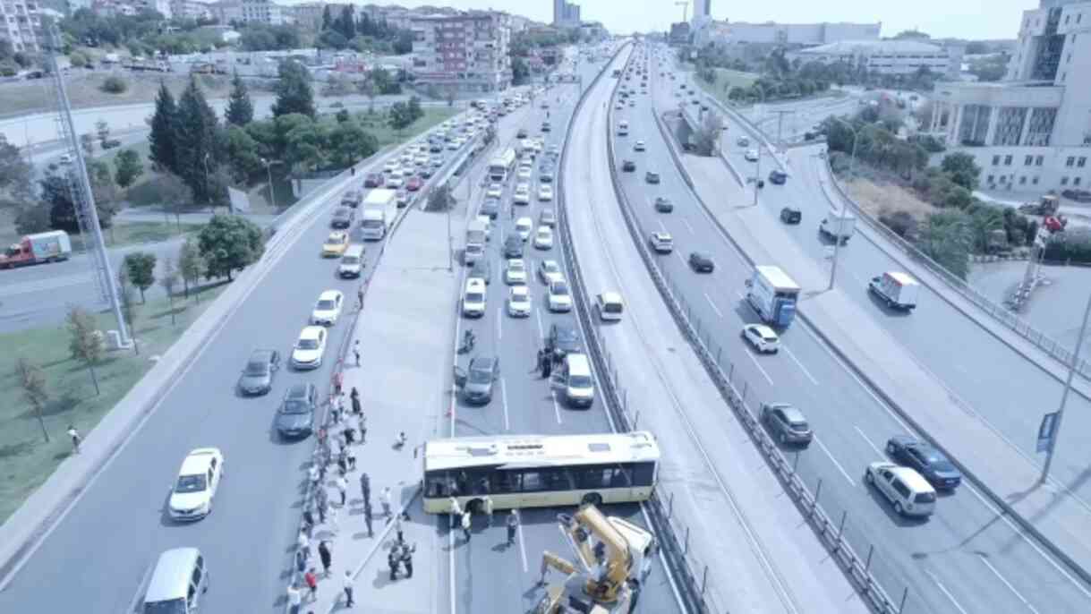 Esenyurt'ta İETT otobüsü direğe çarpıp yola savruldu! Edirne istikameti trafiğe kapandı