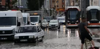 Eskişehir'de Sağanak Yağış Trafiği Olumsuz Etkiledi