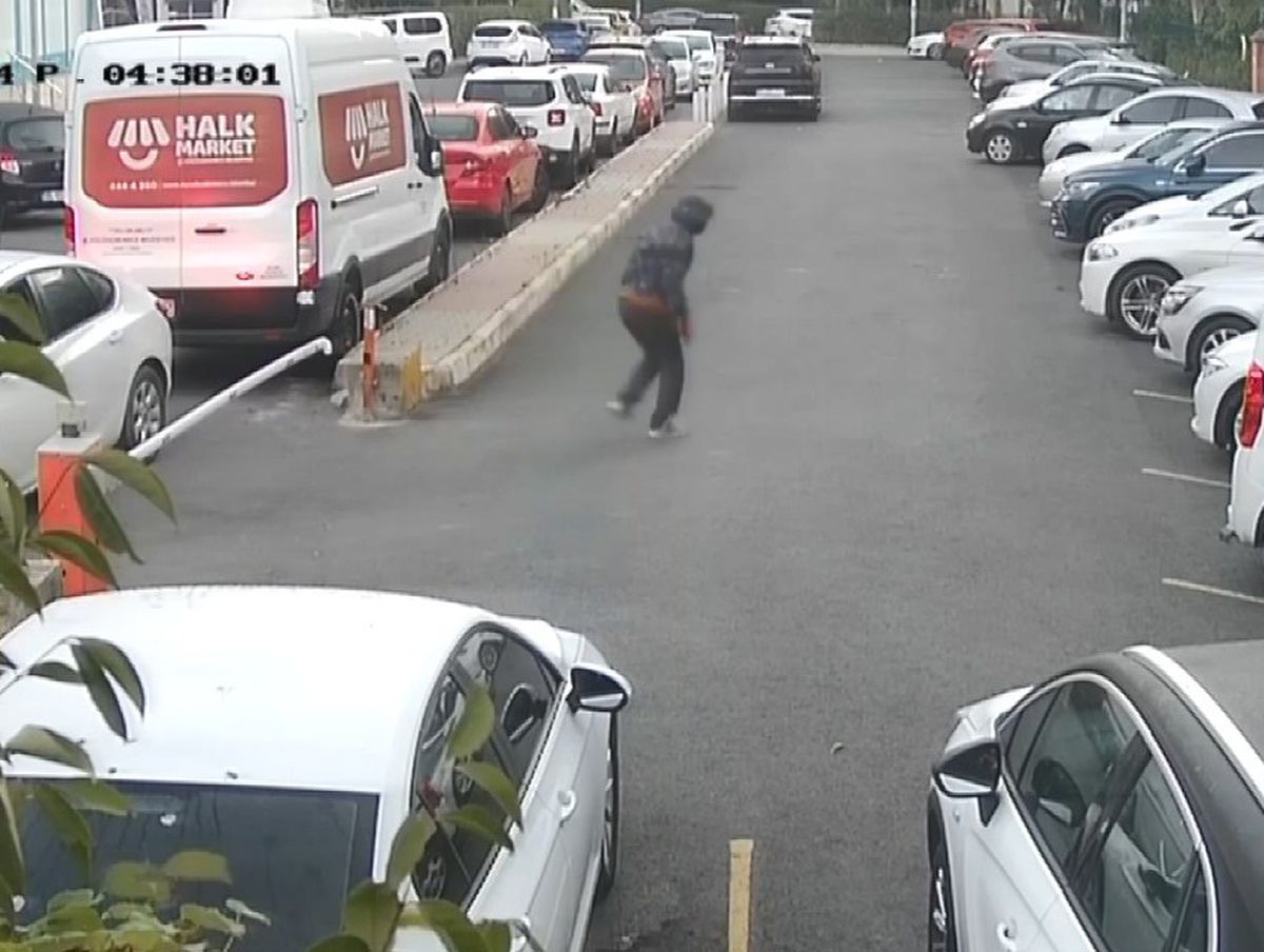 İstanbul'da Lüks Otomobillerden Hayalet Ekran Çalan Şüpheliler Yakalandı