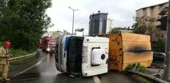 Kartal'da İSKİ'ye ait zift yüklü kamyon yan yattı