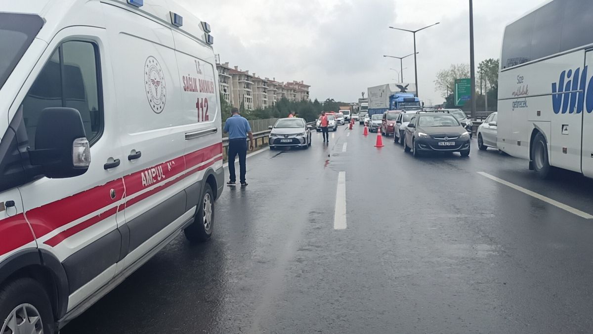 TEM Otoyolu'nda 4 Otomobilin Karıştığı Kazada 7 Kişi Yaralandı