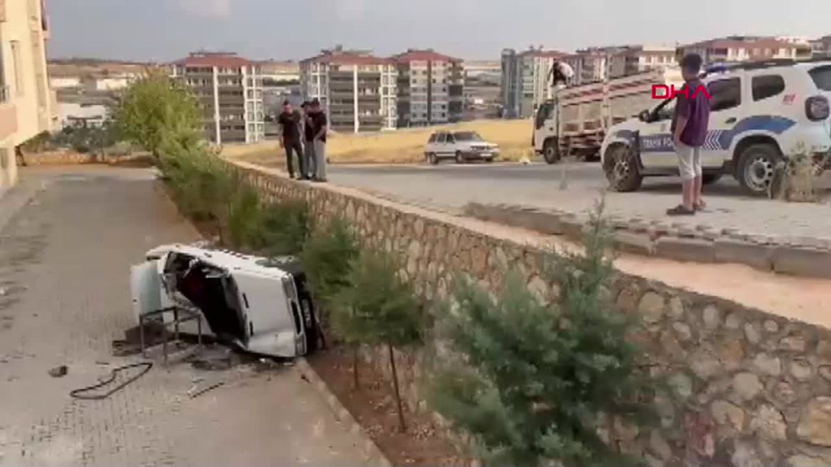 Apartmanın bahçesine devrilen otomobilin sürücüsü yaralandı