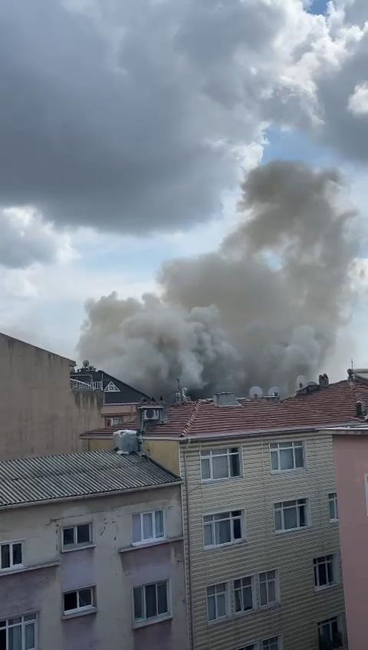 Beyoğlu'nda 5 katlı binanın çatısında yangın-1