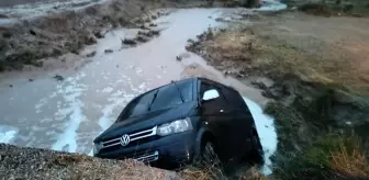 Afyonkarahisar'da minibüs dereye uçtu, 4 kişi yaralandı