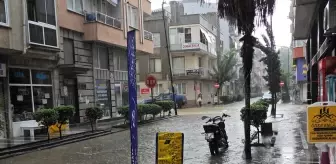 Erdek'te Sağanak Yağış Cadde ve Sokakları Göle Çevirdi