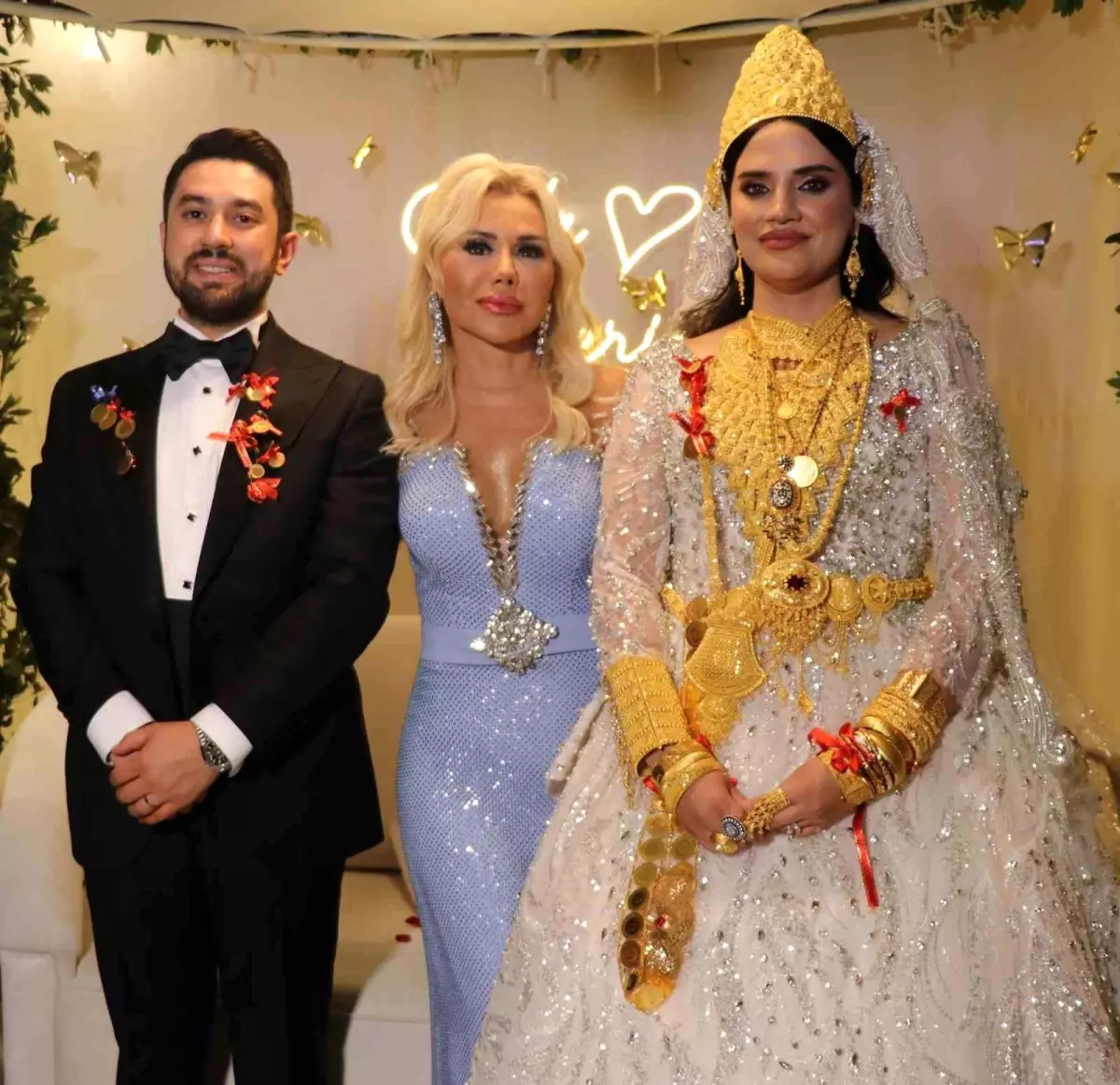 Van'da Ünlü Sanatçı Ceylan'ın Sahne Aldığı Düğünde Geline 5 Kilo Altın, Damada 5 Milyon 500 Bin TL Takı Takıldı