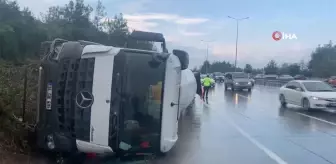 Eyüpsultan'da seyir halindeki beton mikseri devrildi