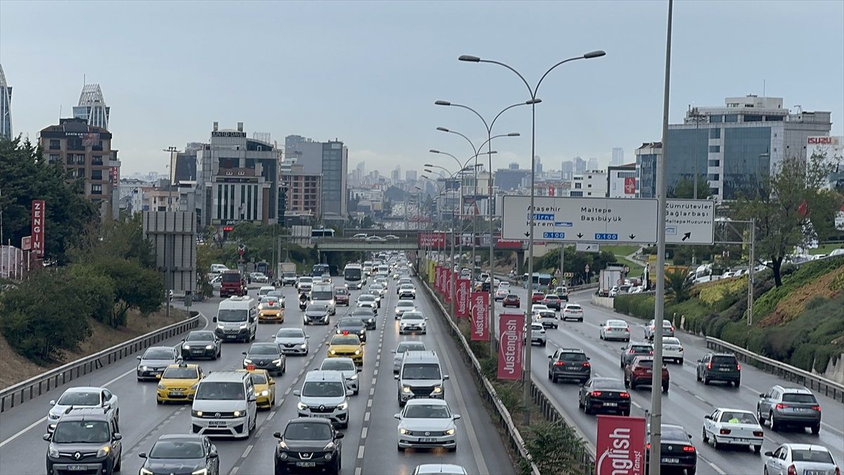 İstanbul'da Okul Öncesi ve İlkokul Birinci Sınıf Öğrencilerinin Uyum Haftası Trafik Yoğunluğuna Neden Oldu